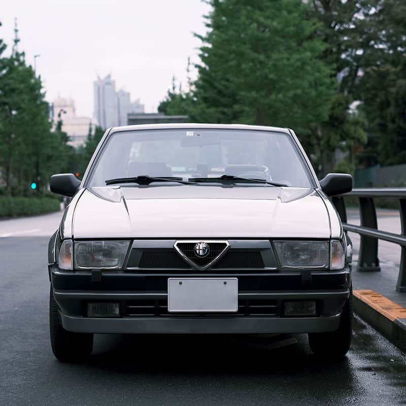 UOMOさんのインスタグラム写真 - (UOMOInstagram)「【文化系ネオクラシック車と30人の男たち】 ALFA ROMEO ALFA75 TS（1991年式）  1980〜90年代のネオクラシック車が人気だ。 メーカーの姿勢が伝わる個性的なつくりや、 機械の調子を感じながら付き合うのが楽しい。 そんなクルマ生活にハマった30人を紹介します。  「はじめはトヨタのカローラレビン（AE86）など国産の旧いFR車を探していたのですが、海外での人気もあって高騰していました。そこで楽器などの荷物が載る条件で外車にも目を向けたところ、75を見つけたんです。それに妻が付き合っている頃から現行のフィアット500に乗っていました。もちろん75とは時代も性格も異なりますけど、乗ってみると『イタリア車もいいなぁ』って。ちなみに妻は500を2台乗り継いで、今はボルドーの500C。コレツィオーネという限定車です」 小田将大さん（bayfm78 PR）  #文化系ネオクラシック車と30人の男たち #アルファロメオ #アルファロメオ75 #ALFAROMEO #ネオクラシック車 #uomo #uomo_magazine #webuomo」6月25日 15時00分 - uomo_magazine