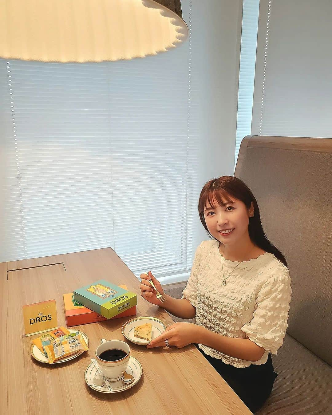 小谷津友里のインスタグラム：「チーズ好きさん必見🧀🥰シュクレイの新ブランド「THE DROS」(ザ・ドロス）の試食会に招待していただきました！  チーズの芳醇なコク、木の実の華やかな味わい 甘美なマリアージュが贅沢に味わえるスイーツだよ🍴  個包装になっていて手土産にぴったり💛 袋を開けた瞬間にふわ～っとチーズの芳醇な香りがして この時点ですでに美味しく感じてる🤣  どれも本当に美味しくて、一口食べるとうっとり・・😍 一つずつご紹介するね🙌  ☑ベイクドケーキ　クリームチーズ＆アーモンド 1ホール 2160円（冷凍食品） 爽やかな酸味のクリームチーズとスライスしたアーモンド🧀 隠し味のラムレーズンとシナモン が使われていてるよ✨️  ☑フィナンシェ　カマンベール＆レモン(季節限定) 5個入  1296円 レモンの爽やかな香りに夏を感じた🍋 カマンベールのこってりした香りがたまらない！  ☑フィナンシェ　ゴルゴンゾーラ＆ヘーゼル 5個入1296円 / 8個入 2000円 一口目からじゅわ～っと旨味が口に広がる！しっとりした生地✨ 表面の薄いヘーゼルナッツが香ばしく、後味まで香り☺️  ☑クッキー　ゴルゴンゾーラ＆アーモンド 10個 1458円 ナッツの歯ごたえがあり存在感のあるクッキー！ クッキー生地そのものがおいしくて何枚でも食べたくなる！ ゴルゴンゾーラの香りが寄り添う🧀  ☑アソートボックス　S（オープニング記念） フィナンシェ4個、クッキー4個　1728円  ☑アソートボックス　M フィナンシェ4個、季節のフィナンシェ4個、クッキー6個　3240円 　  私は特にフィナンシェが好きです☺️ 本当に美味しい💓 また食べたいから買いに行こう～！  コーヒーはもちろん ワインなどのお酒とも相性が良さそうだよ☕🍷  パッケージは木の実やナッツに恵みを与える「女神」のデザインなんだって🌿 ショップの店員さんも女神をモチーフにした制服を着ているよ！ エキゾチックな雰囲気が素敵だよね😚  6月26日（月）にJR東京駅構内地下1階「グランスタ東京」改札内（銀の鈴エリア）でオープン🚄  美味しくて気の利いた手土産が欲しいときに おすすめ🥰  @thedros_official  #dros #thedros #黄金比スイーツ #東京駅 #東京駅土産 #チーズスイーツ #焼き菓子ギフト #ドロス #pr #インフルエンサーワークス  #チーズ #カマンベール #フィナンシェ #クッキー #ベイクドチーズケーキ #ケーキ #コーヒータイム #お茶菓子 #ゴルゴンゾーラ #ヘーゼルナッツ #クリームチーズ #グランスタ東京 #手土産 #差し入れ #プレゼント #お菓子 #スイーツ #ゴルゴンゾーラ #ナッツ #新作スイーツ #マリアージュ」