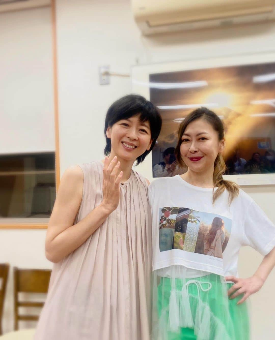 中山忍さんのインスタグラム写真 - (中山忍Instagram)「ギュッと  小さなハンカチを 握りしめて ステージに立つ姉を 見つめていました  伸びやかな歌声 満面の笑顔 ふわり揺れるスカート 妹が言うのも変だけど 全てが なんだかとっても キラキラしていて 可愛らしかった  どうか どうか 姉が切に望むように あなたが みんなが 日向の明るいところで 笑顔で しあわせで いてくれますように  その想いが 届きますように  その想いを 届けるために 姉は 歌うことを 諦めず 手放さなかったんだなぁ  胸に迫るものがあり 泣いちゃった 周りを見たら 一緒に行った人 みんな 泣いてたよ😋  会場にいた皆さまとも そのあたたかい想いを 共有できたような…✨  ありがとうございました！  客席から ちらりと見えた 富士山がきれいでしたねぇ  #君のこと #河口湖ステラシアター  #富士山」6月25日 15時08分 - _shinobu_nakayama_