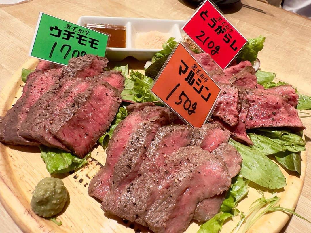 のインスタグラム：「2021年6月に東京/赤坂にオープンした「牡蠣と和牛の奴隷」へ。 店名の通り、牡蠣と和牛がメイン。 牡蠣は全国から、和牛は各部位を早い者勝ちでグラム売り。  それとこちらのお店は飲み放題が結構お得なシステムで、15分149円〜という破格設定。 注意点は自己申告制で、申告しないと自動延長になる。 卓上サーバーから自分たちで注ぐ流れだから、飲みたい人はガンガン飲める。  サイドメニューも、どれも美味しかった。  「わっきーTV見た」で、飲み放題15分無料特典いただけたので、行ける方は是非！  #牡蠣と和牛の奴隷  #牡蠣 #生牡蠣 #和牛 #黒毛和牛 #希少部位 #飲み放題  #コスパ最高  #東京グルメ  #赤坂グルメ  #赤坂ディナー」