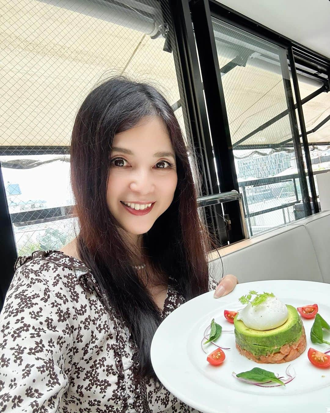 加藤美佐子のインスタグラム：「☘️マーサーブランチでランチ☘️  久しぶりのまどかちゃんとランチ🍽️ 今回も彼女の引き寄せぶりに 終始笑いっぱなし😆❣️  いつも楽しい時間をありがとう💓 夏の花やしきのイベントにも、今年もヘルプで来てくれます😊☘️☘️  そしてそして、誕生日プレゼント🎁まで頂きました😭 気にかけてくれてありがとう〜💓  優しさに包まれながら生きてます🥰💓💓💓  💓クラウドファンディング始めました💓 『貧困のひとり親家庭の親子200名を浅草花やしきに貸切招待したい』 https://camp-fire.jp/projects/view/666758 ⁡ ⁡ ⁡ ✨笑顔の種まき活動✨ 児童養護施設・支援ホーム・一人親家庭の親子の支援 ⁡ ☘️一般社団法人笑顔プラス子供支援協会☘️ @egao.plus web はプロフィールよりリンク 活動実績 ■浅草はなやしき貸し切り 200名ご招待 ■ラグビー観戦100名ご招待 ■イチゴ狩りご招待 ■親子頭皮マッサージセミナー 施設定期訪問 ⁡ #笑顔プラス #笑顔プラス子供支援協会 #子供支援 #ひとり親家庭支援 #笑顔が1番 #😊😊😊 #マーサーブランチ #マーサーブランチ表参道」