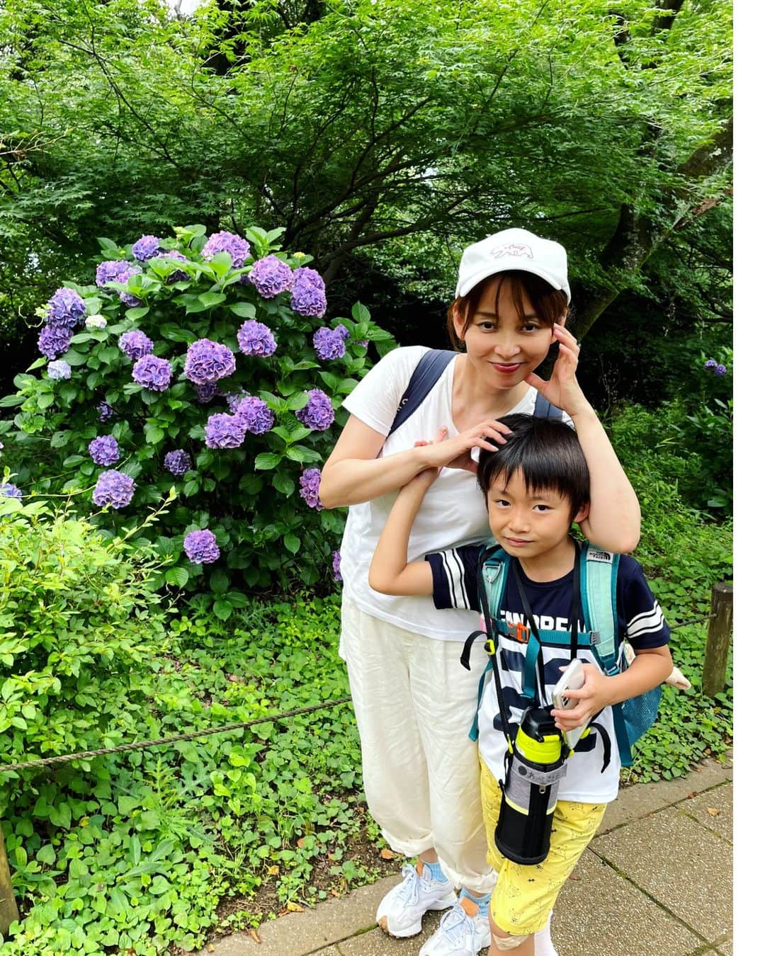 清野紗耶香さんのインスタグラム写真 - (清野紗耶香Instagram)「こーたが登山アプリでナビしてくれて、 夫が「体力があってみんなを励ますことが出来る人が１番前を歩くリーダーだよ」と言って こーたは喜んでその役をかってでてくれました❤️‍🔥  一番うしろは元登山部の夫👨、真ん中が私🫣  走行距離7,2km、休憩時間入れて走行距離4時間44分(ん？w)、夫曰く、ほぼ予定通りらしい👏 足手まといにならず、何より…  2枚目▶#弘法山公園展望台 からの眺め。標高約243ｍ。残念ながら富士山は見えず  4枚目▶これ、なんだ？！ Googleレンズで調べると、マムシグサという有毒植物らしい！皆さんも気をつけて〜！ そういえば、ヤマヒルも見かけた。注意の看板もあった。(熊も出るらしい🐻🥶)低山登山だから長めの靴下、スニーカーでオッケーだったけど、登山用靴を履いてる方もいたな。虫やヒルよけだったのかも。備えあれば憂いなし。  5枚目▶謎の石像　なんだろう？秦野市は石の街なのかな？ 顔真似してみた  ◇◇◇ 数十年ぶりのハイキングは、結果それなりに楽しめました！  行きの急勾配がきつくて息切れしまくり、虫が規格外の大きさでたくさんいるし速攻で折り返して退散しようかと思ったけど^^;、 歩いていくうちにもうメイクも服もどうなっても気にしなくなってきて 体は疲れてるのに心は元気💪な状態(ランニングハイ的なもの？)が非常に気持ちよかったです。  虫さえいなければな…🥴と私が言うと、 こーたに「一寸の虫にも五分の魂だよ」と言われた…！ こ、ことわざ…！  #低山ハイキング #秦野 #ハイキング #プチ登山 #山歩 #ミニミニ縦走 #ミニ縦走 #浅間山 #権現山 #弘法山 #吾妻山 #鶴巻温泉 #まめちょびん #8歳 #小学3年生 #自然の中で遊ぶ #小学生ママ #男の子ママ #ママリ#コドモダカラ」6月25日 15時19分 - seino_sayaka