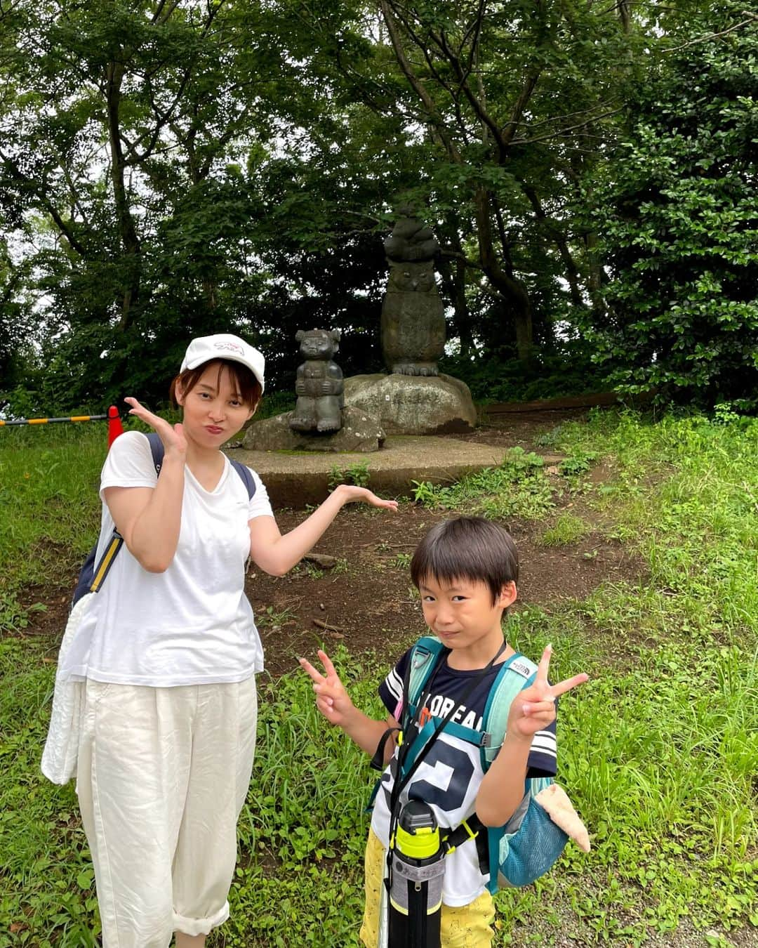 清野紗耶香さんのインスタグラム写真 - (清野紗耶香Instagram)「こーたが登山アプリでナビしてくれて、 夫が「体力があってみんなを励ますことが出来る人が１番前を歩くリーダーだよ」と言って こーたは喜んでその役をかってでてくれました❤️‍🔥  一番うしろは元登山部の夫👨、真ん中が私🫣  走行距離7,2km、休憩時間入れて走行距離4時間44分(ん？w)、夫曰く、ほぼ予定通りらしい👏 足手まといにならず、何より…  2枚目▶#弘法山公園展望台 からの眺め。標高約243ｍ。残念ながら富士山は見えず  4枚目▶これ、なんだ？！ Googleレンズで調べると、マムシグサという有毒植物らしい！皆さんも気をつけて〜！ そういえば、ヤマヒルも見かけた。注意の看板もあった。(熊も出るらしい🐻🥶)低山登山だから長めの靴下、スニーカーでオッケーだったけど、登山用靴を履いてる方もいたな。虫やヒルよけだったのかも。備えあれば憂いなし。  5枚目▶謎の石像　なんだろう？秦野市は石の街なのかな？ 顔真似してみた  ◇◇◇ 数十年ぶりのハイキングは、結果それなりに楽しめました！  行きの急勾配がきつくて息切れしまくり、虫が規格外の大きさでたくさんいるし速攻で折り返して退散しようかと思ったけど^^;、 歩いていくうちにもうメイクも服もどうなっても気にしなくなってきて 体は疲れてるのに心は元気💪な状態(ランニングハイ的なもの？)が非常に気持ちよかったです。  虫さえいなければな…🥴と私が言うと、 こーたに「一寸の虫にも五分の魂だよ」と言われた…！ こ、ことわざ…！  #低山ハイキング #秦野 #ハイキング #プチ登山 #山歩 #ミニミニ縦走 #ミニ縦走 #浅間山 #権現山 #弘法山 #吾妻山 #鶴巻温泉 #まめちょびん #8歳 #小学3年生 #自然の中で遊ぶ #小学生ママ #男の子ママ #ママリ#コドモダカラ」6月25日 15時19分 - seino_sayaka