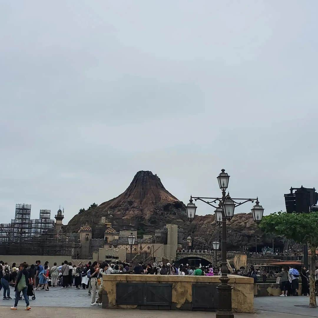 池田夏希さんのインスタグラム写真 - (池田夏希Instagram)「Disney sea🌴☀️ . お誕生日に何年振りか覚えてないくらい久しぶりのディズニーへ♡ 久しぶり過ぎてなんだか緊張したけど、シェリーメイの耳なんて付けちゃってしっかり楽しみました😆 seaでメリーゴーランド乗ったの初めて🎠✨ 他にも乗りたかったアトラクションに乗れて大満足✌ @hitomi_komatani ありがとう❤️ . #駒谷仁美 #ディズニーリゾート #ディズニーリゾート40周年 #ディズニー #ディズニーシー #何年ぶり #ドキドキ #わくわく #シェリーメイ #カチューシャ #メリーゴーランド #大満足  #disneyresort #disney #disneysea #howmanyyears #dokidoki #wakuwaku #shelliemay #headband #merrygoround #verysatisfied #disneystagram」6月25日 15時14分 - natsukiikeda624