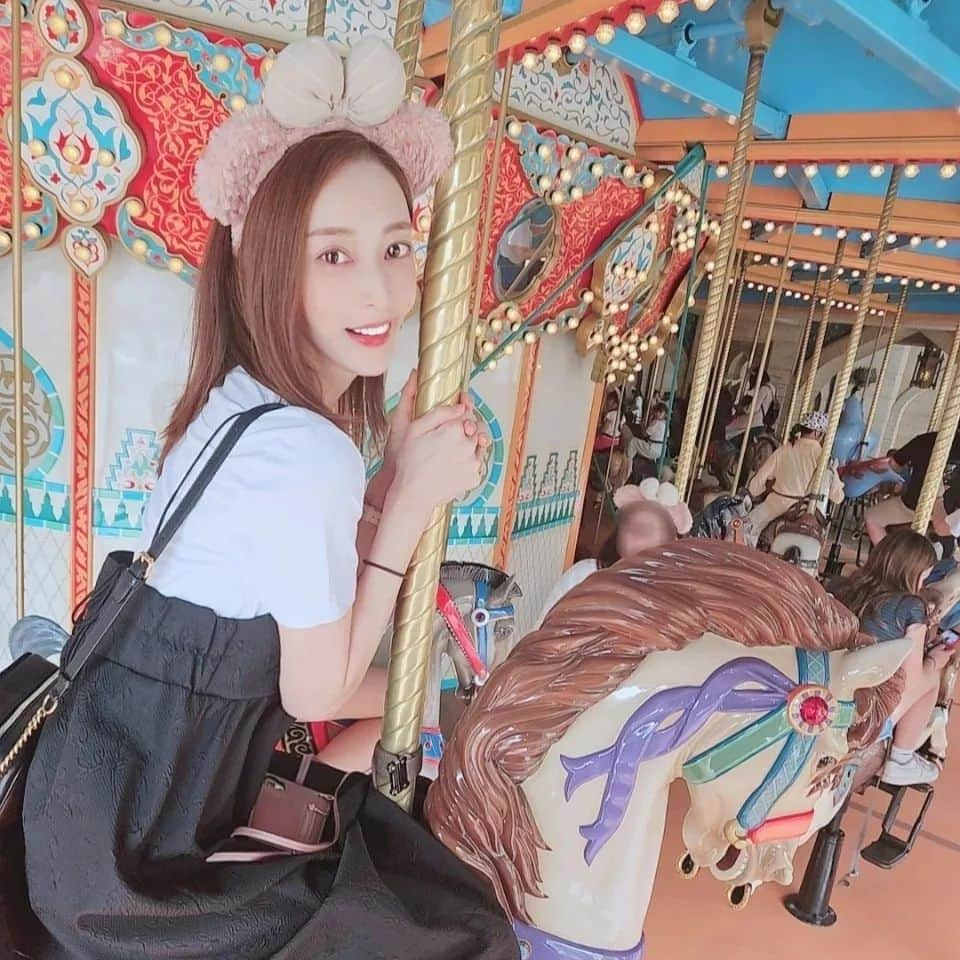 池田夏希さんのインスタグラム写真 - (池田夏希Instagram)「Disney sea🌴☀️ . お誕生日に何年振りか覚えてないくらい久しぶりのディズニーへ♡ 久しぶり過ぎてなんだか緊張したけど、シェリーメイの耳なんて付けちゃってしっかり楽しみました😆 seaでメリーゴーランド乗ったの初めて🎠✨ 他にも乗りたかったアトラクションに乗れて大満足✌ @hitomi_komatani ありがとう❤️ . #駒谷仁美 #ディズニーリゾート #ディズニーリゾート40周年 #ディズニー #ディズニーシー #何年ぶり #ドキドキ #わくわく #シェリーメイ #カチューシャ #メリーゴーランド #大満足  #disneyresort #disney #disneysea #howmanyyears #dokidoki #wakuwaku #shelliemay #headband #merrygoround #verysatisfied #disneystagram」6月25日 15時14分 - natsukiikeda624