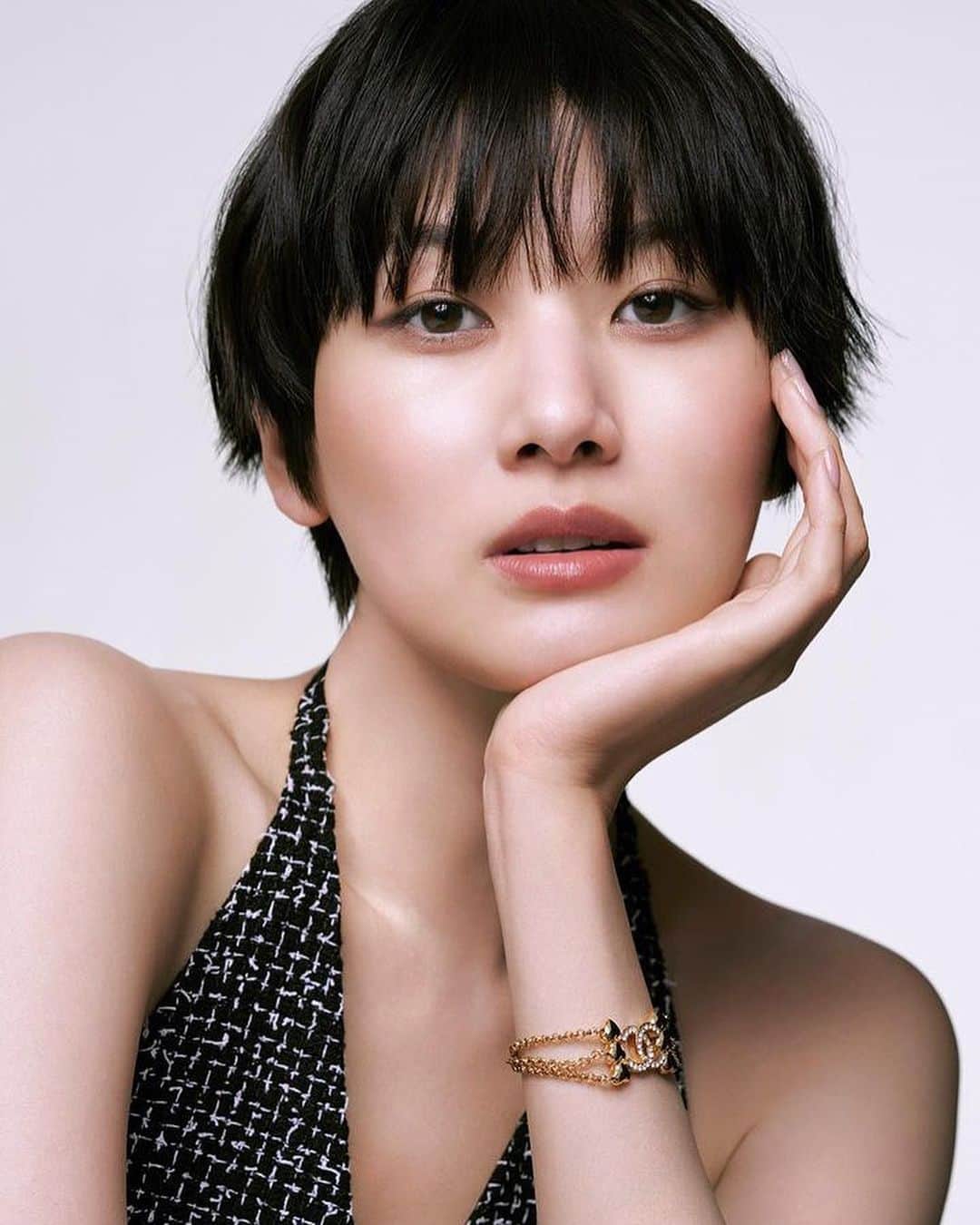 新井貴子のインスタグラム：「🩷  Photo by @kinyaota  Styling by @rena_semba  Make up by @kie_0  Hair by @tada.keiko   @chanel.beauty for @vocemagazine」