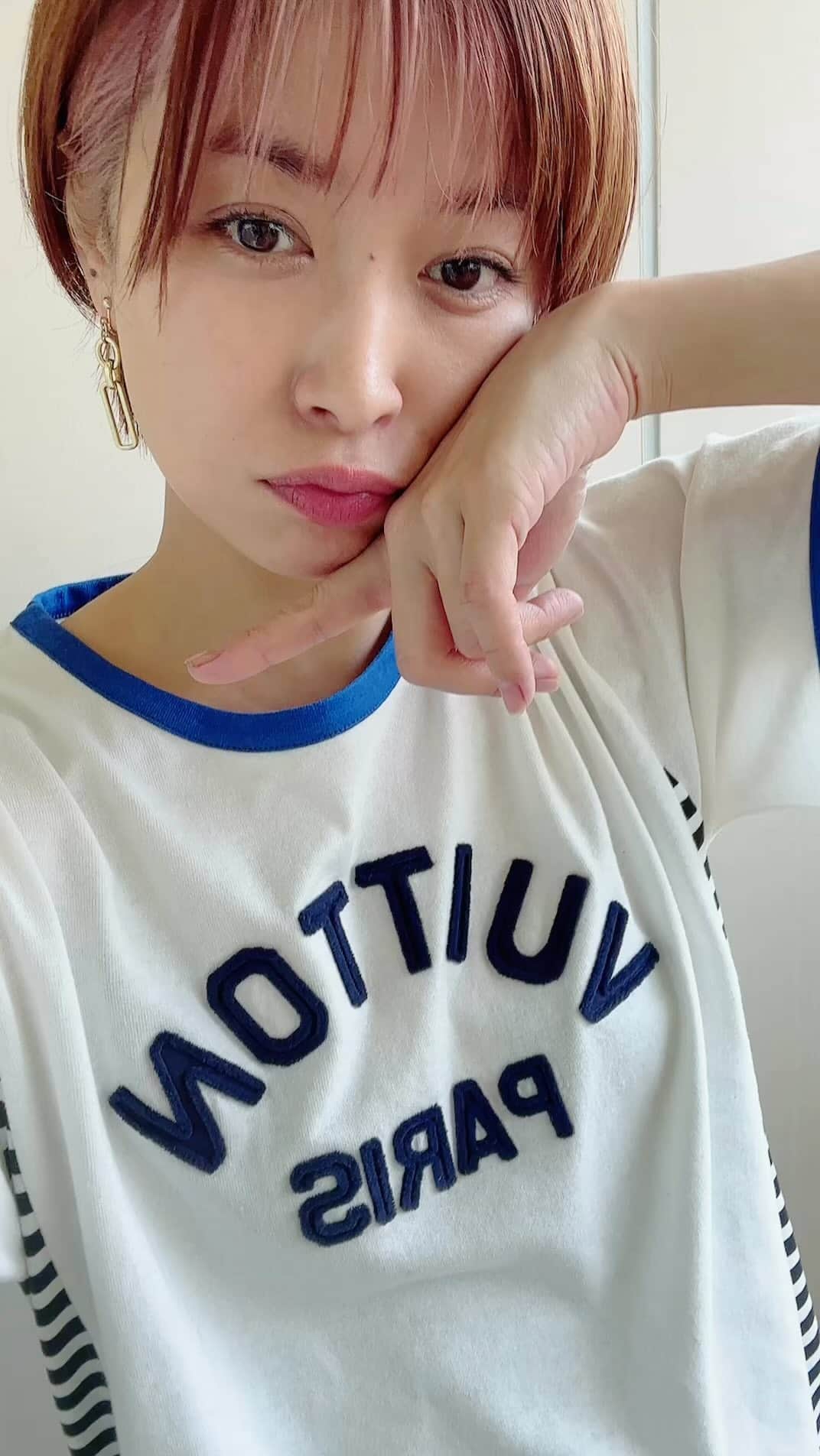 大谷みつほのインスタグラム：「音楽つけ忘れた〜💦 再投ごめんね🙇‍♀️🙏  夏なので☀️いっぱいコメントにつけてって ください☀️☀️☀️ #louisvuitton #ルイヴィトン#Tシャツ #ショートヘア#fashion」