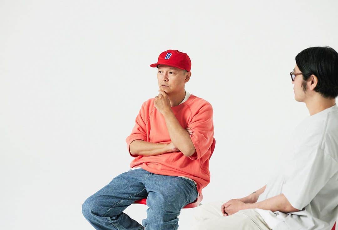 のインスタグラム：「「ビームス」のオリジナルアイテムについて、ディレクター吉川基希さんとともに紐解く連載「BEAMSの解体新書」。第8回目が公開されました！  今回は、日本のヒップホップシーンの金字塔的存在である「スチャダラパー」のBoseさんが登場。1990年代から2000年代にかけての話をたっぷりとしてもらいながら、自身のファッション観についても語ってもらいました。Boseさんと「ビームス」の相性やいかに!?  つづきは @houyhnhnm_official のプロフィールリンクからどうぞ。」