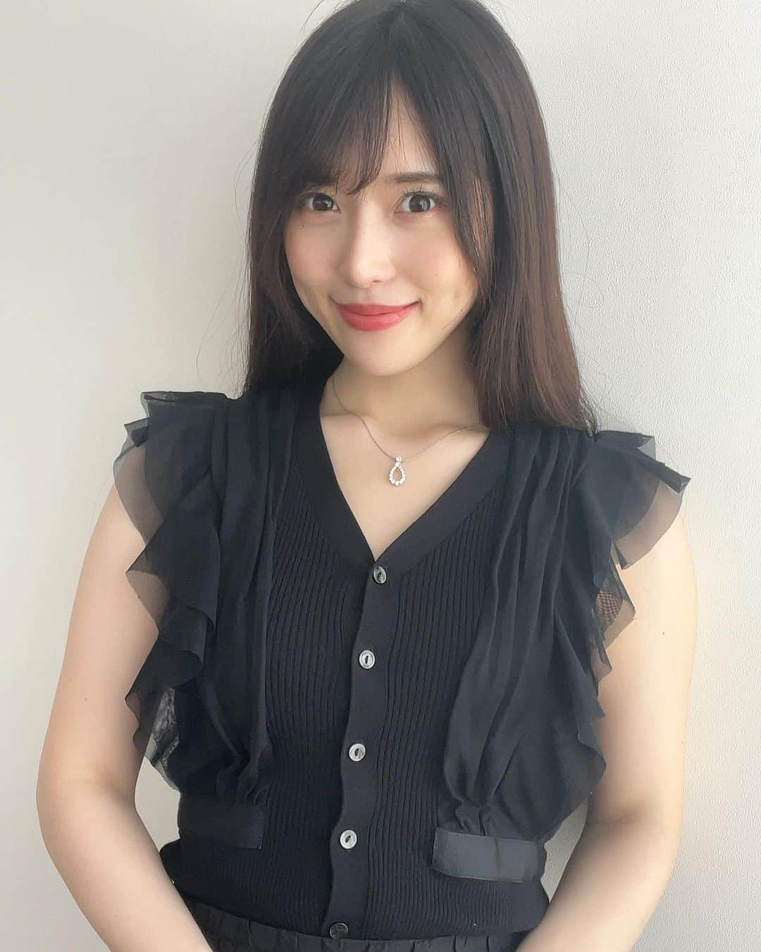 岡英里さんのインスタグラム写真 - (岡英里Instagram)「最近更新頻度低いからか心配ＤＭくれる人がたくさん🥲❤️心配ありがとうね🥺❤️  最近やること多すぎて体が追いついてないけどなんとか頑張ってやってるよー💪❣️  そして合間を縫ってレティシアクリニック@leticia_clinic で4回目のハイドラフェイシャル、ピコトーニングを受けてきたよー🙆‍♀️💕  先日ヘアメイクをしてもらった時にメイクさんに凄く肌を褒めてもらったんだけど、自分でもレーザー治療始めてから肌の状態が良いなーって思う🤭💕  かなり目立っていたシミがレーザーを受ける度に少しずつ薄くなっていくのが目に見えるから嬉しすぎる😚  【おかえり】の紹介と伝えてもらえれば美容施術が10%オフになるので肌悩みがある人は是非相談だけでも行ってみてね👌  帰りに #wiqo保湿ナリシングクリーム と最近またまつエク付けたので #MTクレンジングジェル を購入🎵  #ワイコクリーム は昔使ったことあったけどやはり保湿力GOOD❣️  #メタトロンクレンジングジェル もしっかりメイク落ちするので良かった⭕️  美容クリニック・サロン専売の商品ってネットで買うと今は偽物の可能性とかもあるから実店舗で買う方が安心だよー🙆‍♀️  さて、本格的に夏になったのでみんな熱中症には気をつけてね🫡⚠️  #レティシアクリニック銀座  #leticiaclinic #メンテナンス #メンテナンスday  #アラサー美容  #銀座 #ドクターズコスメ #metatron #メタトロンコスメ #wiqo #WiQo保湿クリーム」6月25日 15時25分 - okaeri0424