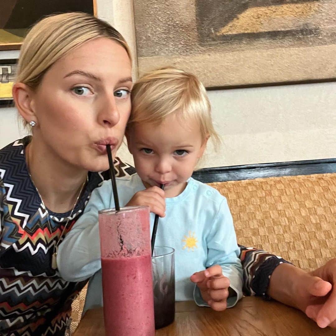 カロリナ・クルコヴァのインスタグラム：「Easy like a Sunday morning... 🥤🍓🍇」