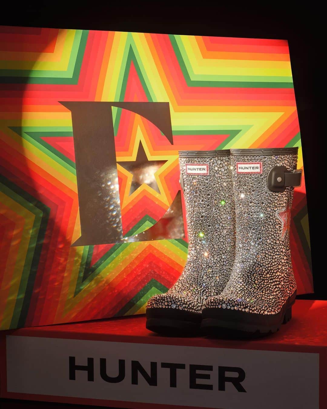 ハンターブーツのインスタグラム：「Tonight we celebrate @eltonjohn, as he closes the biggest festival on earth.   Tonight is his last show, and an end to his Farewell Yellow Brick Road tour, which has encompassed five continents, 331 dates, this five year tour started in September 2018 and marks Elton’s retirement from touring after 50 years on the road.   This one-of-a-kind Hunter boot, handcrafted with @Swarovski crystals is a celebrates Elton’s iconic style.」