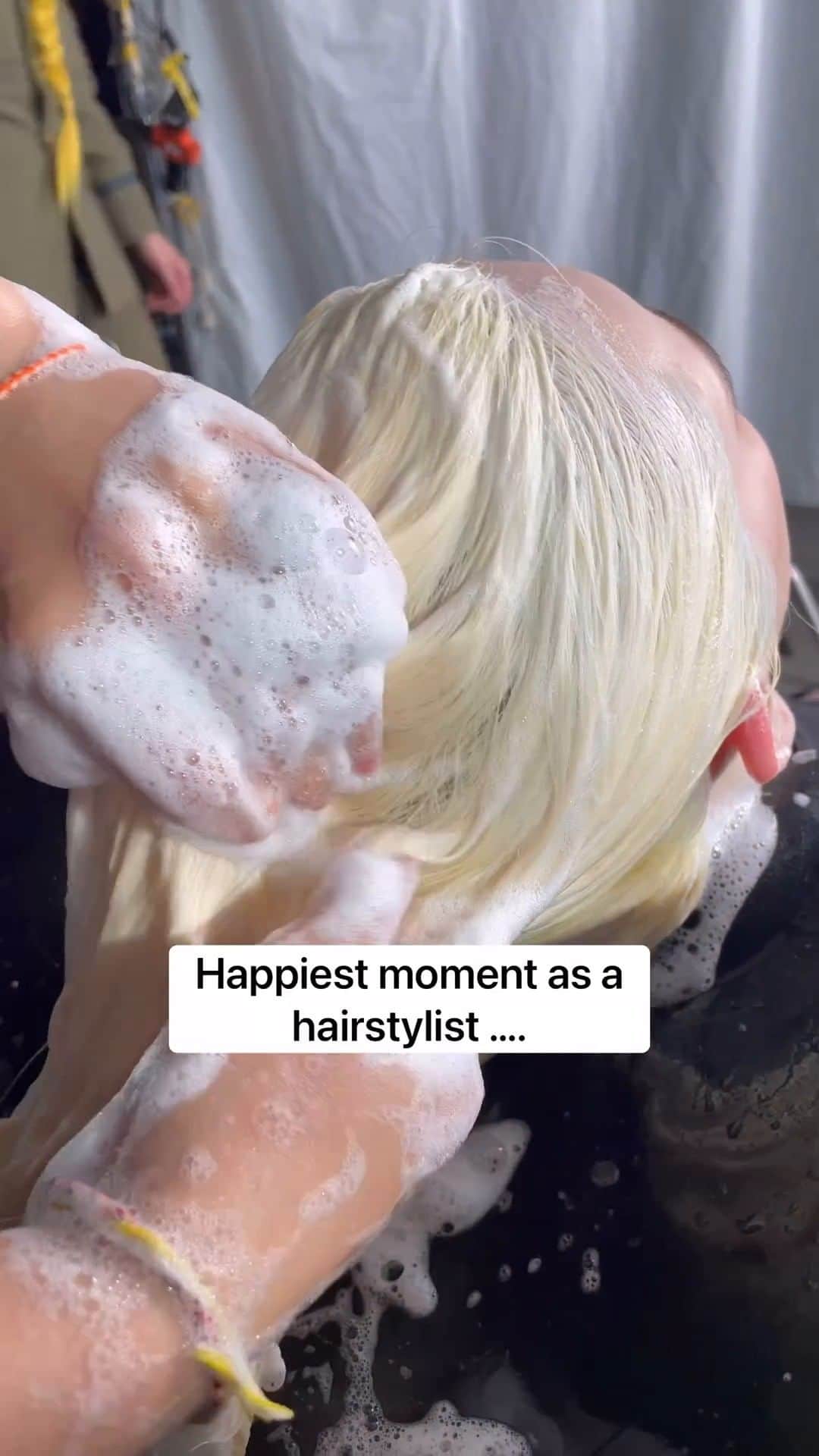 のインスタグラム：「Probably the best feeling in the world …. when all your back to back foiling comes out squeaky clean! 🧼 📷 @josievilay  ⭐️ Lightener Used: @schwarzkopfusa Igora Vario Blond Plus + Igora Vario 20 Volume Developer on mids + ends & Igora Vario 10, Volume developer on root ⭐️ Secret Weapon @schwarzkopfusa The Bond Enforcing Color Remover at the basin bowl for 20 mins  Pick up your Schwarzkopf blonding essentials at Cosmo Prof! In stores, online, or with your salon consultant!  #cosmoprofbeauty #licensedtocreate #schwarzkopf #schwarzkopfigora #hairtutorial」