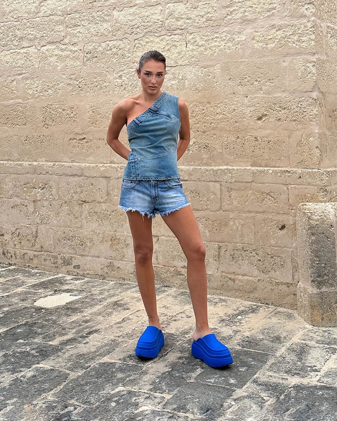 メリッサのインスタグラム：「Convocando todas as fashionistas pra conferirem o look da @maluborgesm com a #MelissaClogMarcJacobs 💙 ⁣ O modelo já ganhou o selo de aprovação da queen 😙 Garanta a sua em melissa.com.br ou no #ClubeMelissa!」