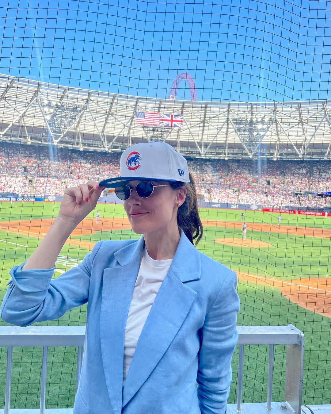 マリーナ・スコーシアーティのインスタグラム：「Seeing my Chicago Cubbies in London! So freaking cool! @choosechicago #londonseries #swingbatterswing #letsgetsomeruns #chicagopd #london #londonlife #londontourist #chicagolondoncrossover #cubs #chicagocubs #imalsosojetlaggedicoulddie」