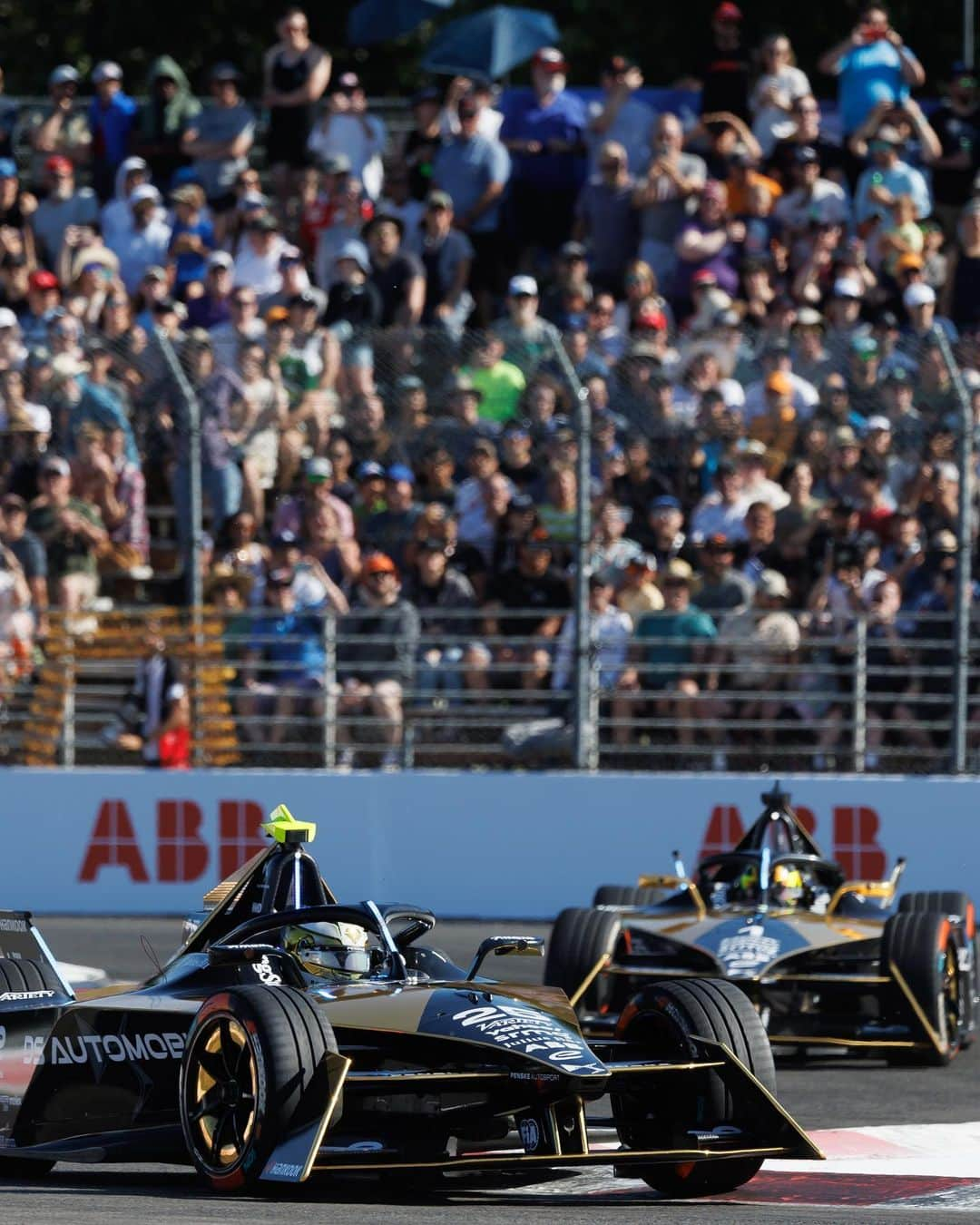 ジャン＝エリック・ベルニュのインスタグラム：「Yesterday was a tough one to take. Started from the pit lane, made my way up, in the chaos I had to avoid a car and went drifting in the grass for 200m. Went back charging all the way to 4th and lost all regen due to the grass I had in the radiators, everything overheated… Leaving me with little energy and finishing 12th. It’s a shame cause the team did a great job giving me a car that was allowing me to fight for a podium. Ups and down… we keep pushing 👊🏼」