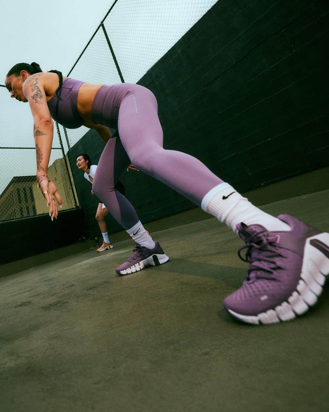 Nike Womenさんのインスタグラム写真 - (Nike WomenInstagram)「Nike Trainer @laurenschrammfit says the Free Metcon 5 is her "go-to" whether she's solo or training a friend like Chris Moon.   It strikes *just* the right balance between stability and flexibility.   Tap to shop, and see for yourself.」6月26日 1時06分 - nikewomen