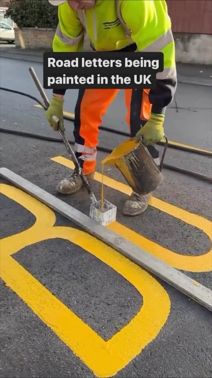 StreetArtGlobeのインスタグラム：「These street sign workers have some serious skills✨🎨  Follow 👉@STREETARTGLOBE👈 for more!」