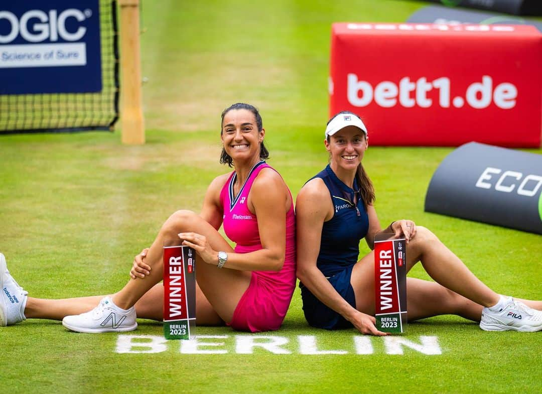 キャロライン・ガルシアさんのインスタグラム写真 - (キャロライン・ガルシアInstagram)「Winners 🏆🌱🎾🙌🏻  in Berlin @luisastefani  @bett1open   #doubleschamp #bett1open   Posted from my airplane seat 💺 to London 😂」6月26日 1時08分 - carogarcia