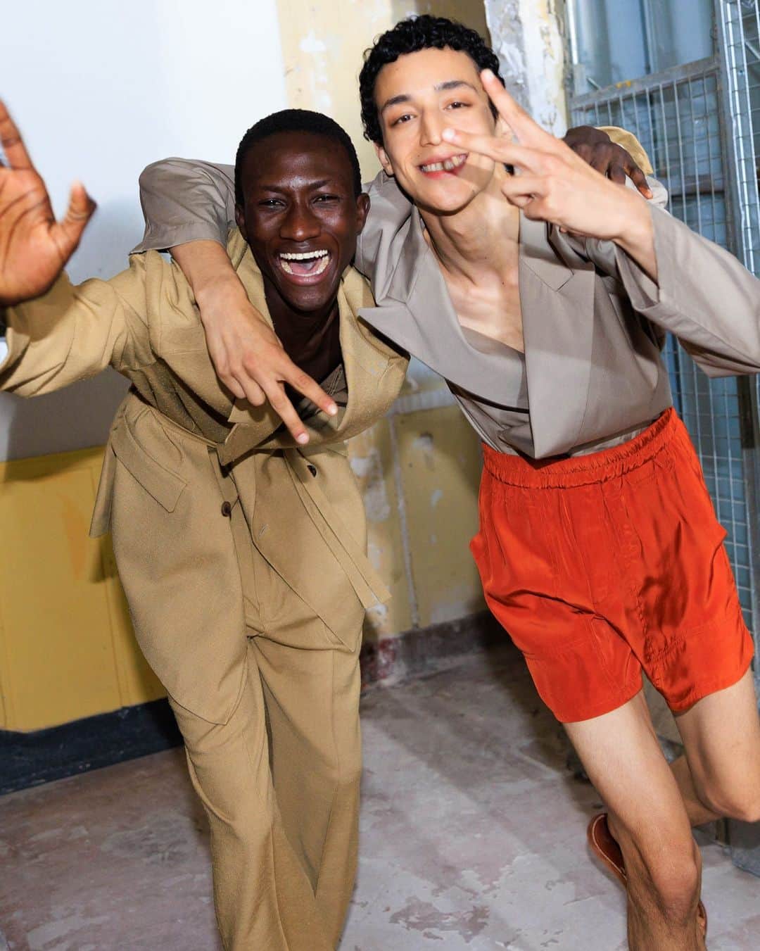 Vogueさんのインスタグラム写真 - (VogueInstagram)「As the spring 2024 menswear shows continue, Acielle Tanbetova (@styledumonde) is on hand to capture all the best behind-the-scenes moments from the shows. From @teyanataylor at @marineserre_official, embellished looks at @loewe, print play @kidsuper, voluminous silhouettes @rickowensonline, and more, there's no shortage of inspiration from this year's shows.   Tap the link in our bio for a first glimpse of the coolest accessories, beauty moments, and (of course) clothes from Paris. Photographed by @styledumonde.」6月26日 1時10分 - voguemagazine