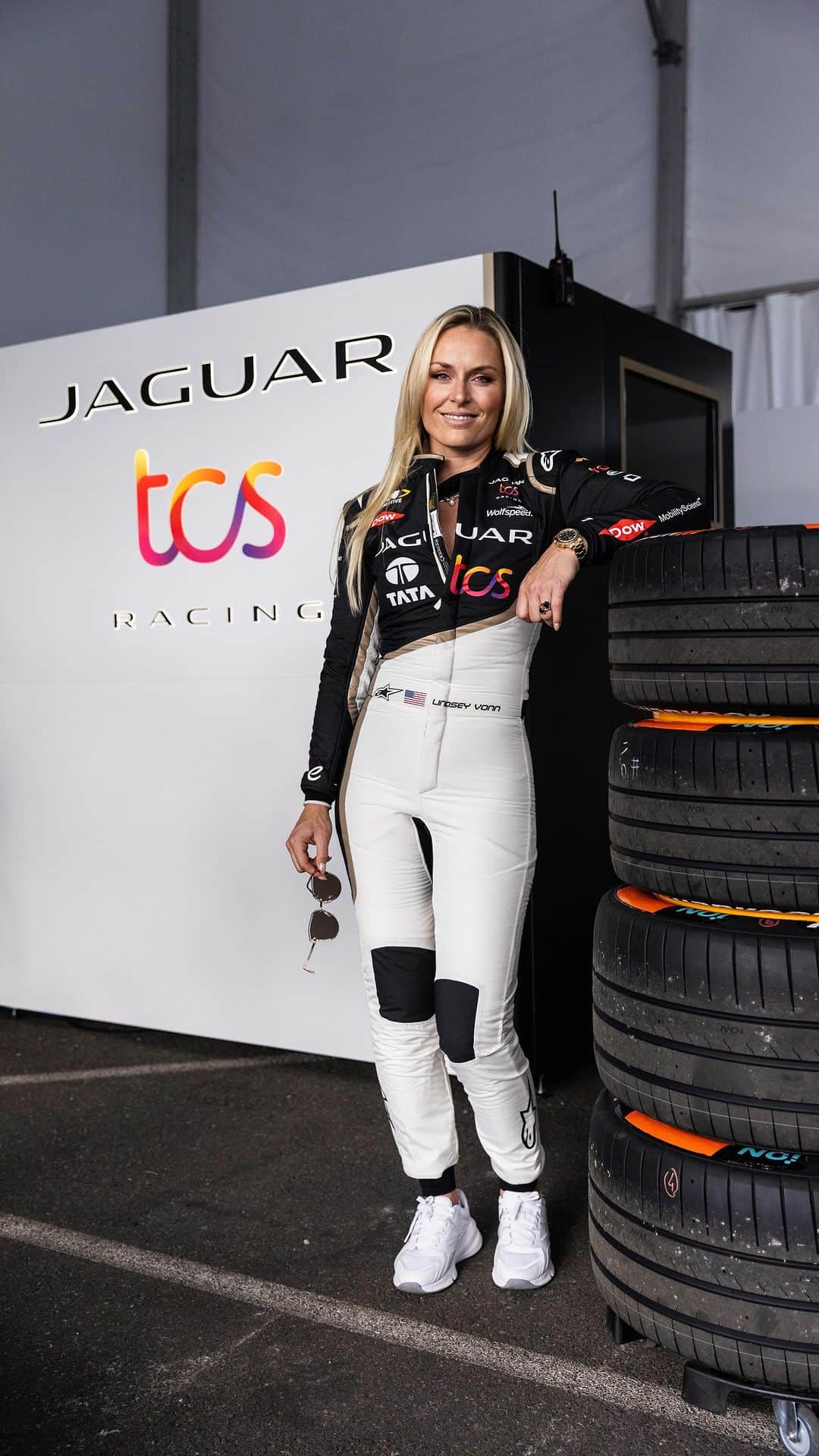 リンゼイ・ボンのインスタグラム：「Jaguar family 🖤 Always a pleasure having one of our favourites, @lindseyvonn with us for the weekend!   #PortlandEPrix 🇺🇸」