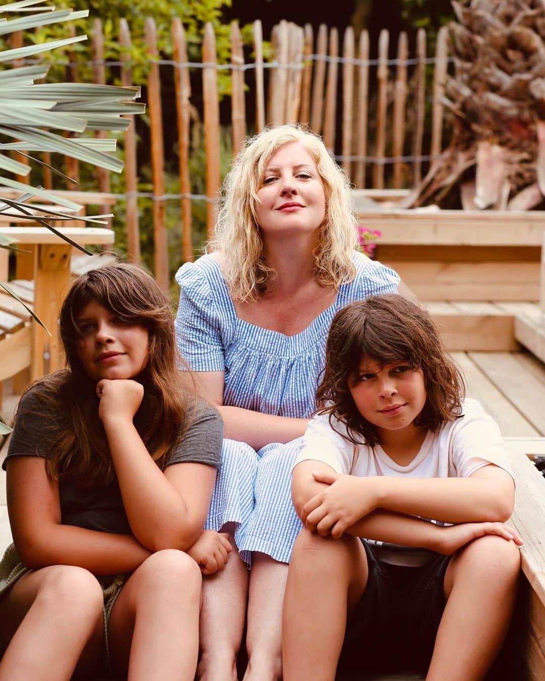 のインスタグラム：「Un week-end à l’odeur du soleil sur leurs peaux… Mes deux petits brugnons ne cessent de grandir et moi je suis toujours aussi blonde et blanche à leurs côtés… L’Argentin continue de nous prendre en photo toutes les 3, je nous regarde changer sur ces clichés, c’est doux. Bref, ce week-end était le parfait démarrage pour ce nouvel été qui s’annonce … J’espère que le vôtre fût bon.  Je vous embrasse, Elisa」