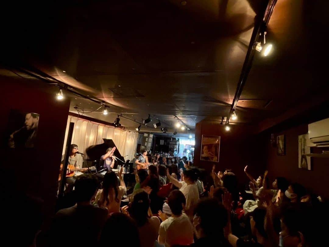 のインスタグラム：「今日は #doa として久々の北海道公演！ #3WayStreet 74公演目となる札幌🦀 今回もめっちゃ皆さんと近かったですw 感謝！感謝！！一緒に盛り上げて下さった皆さん、ありがとうございました！北海道最高！」