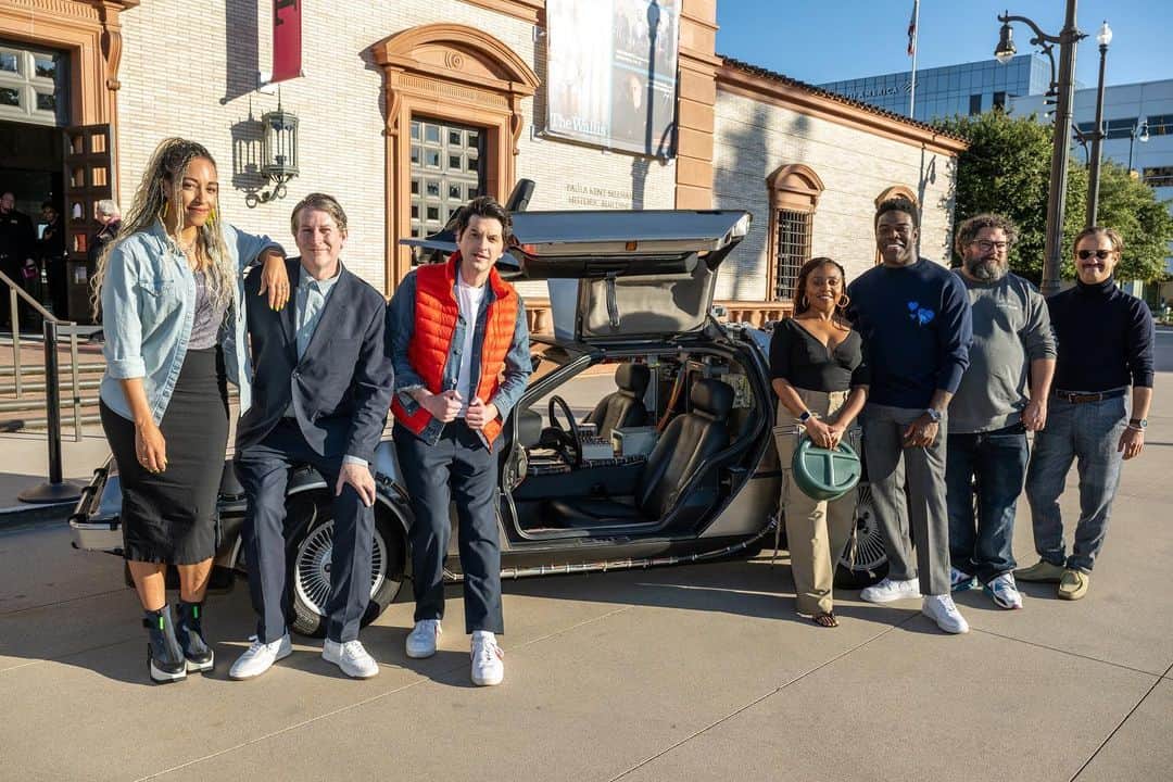 ベン・シュワルツのインスタグラム：「Last night was an absolute blast. Thank you to Bob Gale and Bob Zemeckis for writing an incredible script. Thanks to all of the people and places that allowed us to put this live read up and celebrate the words of my favorite movie. Thanks to this incredible cast who slayed every single role. Thanks to an amazing audience, a perfect band and thanks to the wonderful Film Independent for putting it all together. I got to live out my childhood dream of being Marty McFly for a few hours last night and it was the best. See you in the future. Pics by Amanda Edwards DeLorean by @kevinhummelactorguy」