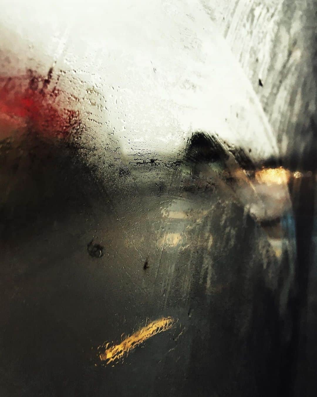AnOther Magazineのインスタグラム：「Emerging photographers! Every week we’re spotlighting one of your images #AMWeeklyPhoto⁠⁠⁠ ❤️⁠ ⁠⁠⁠ This week’s submission was taken on a rainy day by Turkish photographer @vuralyalim 📸⁠ ⁠ Swipe to find out the details for submission ➡️⁠」
