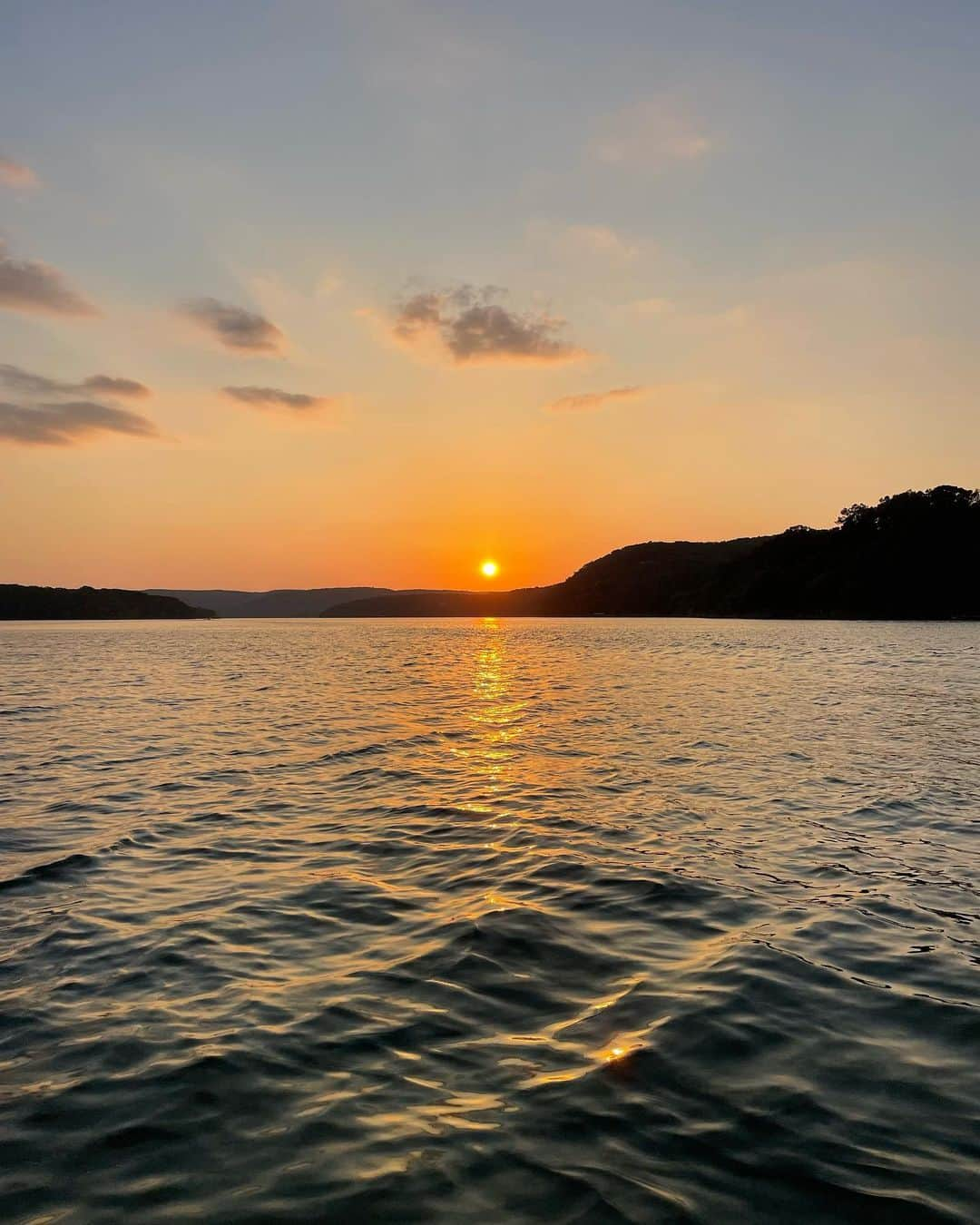 ガビ・シュールのインスタグラム：「Lake sunsets >> 🩷」