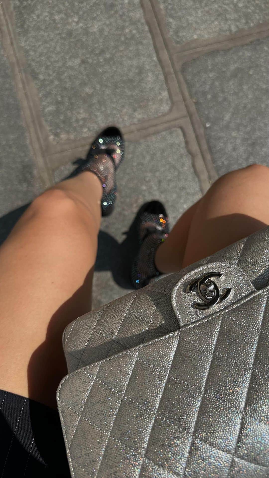 sananasのインスタグラム：「Sunday, sun and strass 🤩 Ma vidéo tri fringues avec mes deux belles sœurs est en ligne ! Fous rires assurés 😂 Vous verrez elles sont censées m’aider … mais c’est pas trop ça !」