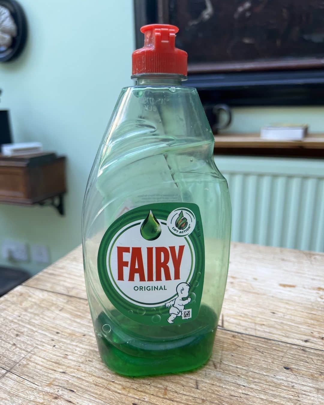 のインスタグラム：「Fairy Dish Soap #london #gaypride #fairysoap」