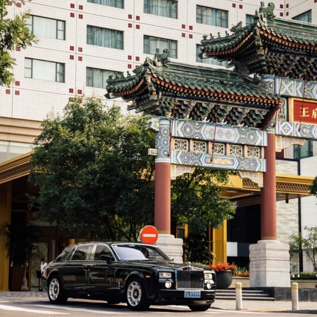 The Peninsula Hotelsのインスタグラム：「Travel in style at @thepeninsulabeijing—a ride in one of our exquisite Rolls-Royce Phantoms is the perfect way to see the city.」