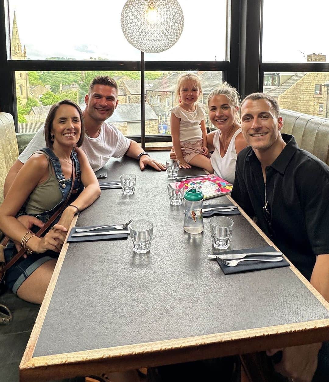 ジェマ・アトキンソンのインスタグラム：「The last meet up before the first of two babies arrives 🥹  How lovely that our little ones will all grow up together, and clearly get their dance moves from the best dancer of the group, ME. 🤟🏼😂  @gorka_marquez @jmanrara @aljazskorjanec」