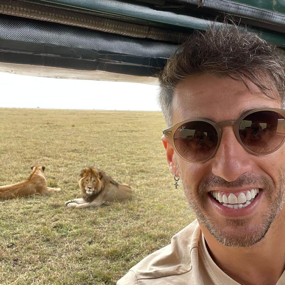 ハビ・マルティネスのインスタグラム：「Aquí de chill #Lions #serengeti #wildlife」