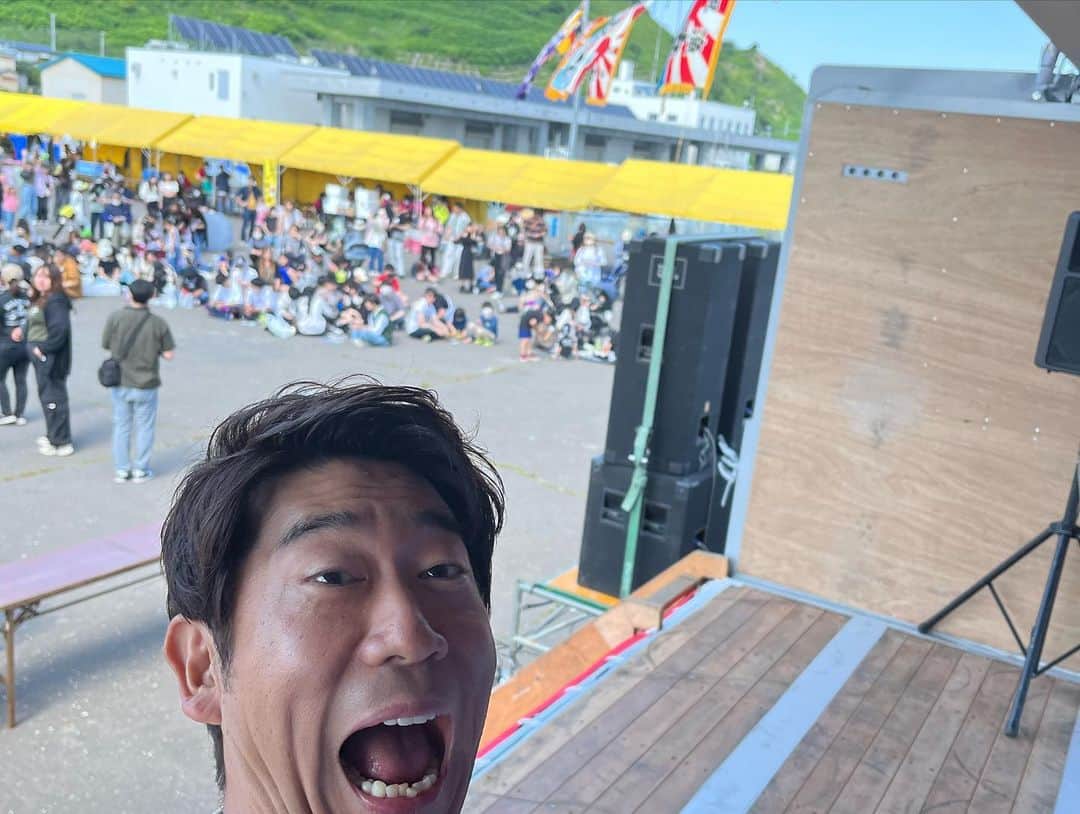 原口あきまささんのインスタグラム写真 - (原口あきまさInstagram)「会場に足を運んで下さった人も、笑いも大量❗️ww  ビンゴの景品も大量‼️✨  でした‼️😁　感謝∞✨  まさに大漁まつり〜❗️  おじゃましました❗️🙇  #港in白糠大漁まつり　 #トラックステージ」6月25日 17時17分 - akimasa_haraguchi