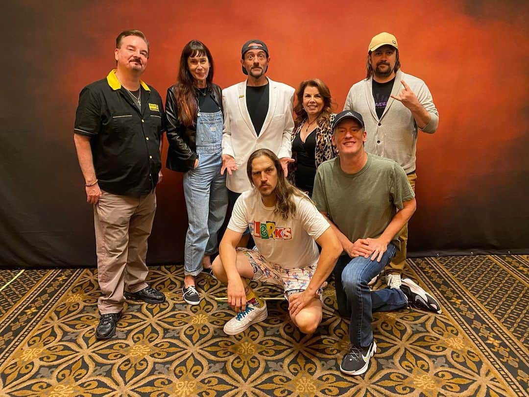 ケヴィン・スミスのインスタグラム：「Crew Askew is in lovely Livonia, Michigan this weekend signing stuff and taking pics at @theastronomicon! These are my precious people without whom there would be no #clerks, no #clerks2 or no @clerksmovie. The #askewniverse would be pretty empty without @jaymewes, @briancohalloran, #jeffanderson, #trevorfehrman, @marilynghigliotti or @jenschwalbach (and the missing @rosariodawson, who we were with 2 weeks ago at @fanexpodallas). And my world would be empty without @harleyquinnsmith, who is also in #michigan taking family photos with me & Jen. We’ll be at #astronomicon again all day today (before I head down to Florida to see my Mom), so roll up to #burtonmanor if you wanna get stuff signed or take pics with me and the fine folks who’ve made my dreams come true! Big thanks to the Astronomicon kids for collecting us all in the same place for a real life version of #chroniccon from #jayandsilentbobreboot! #KevinSmith」