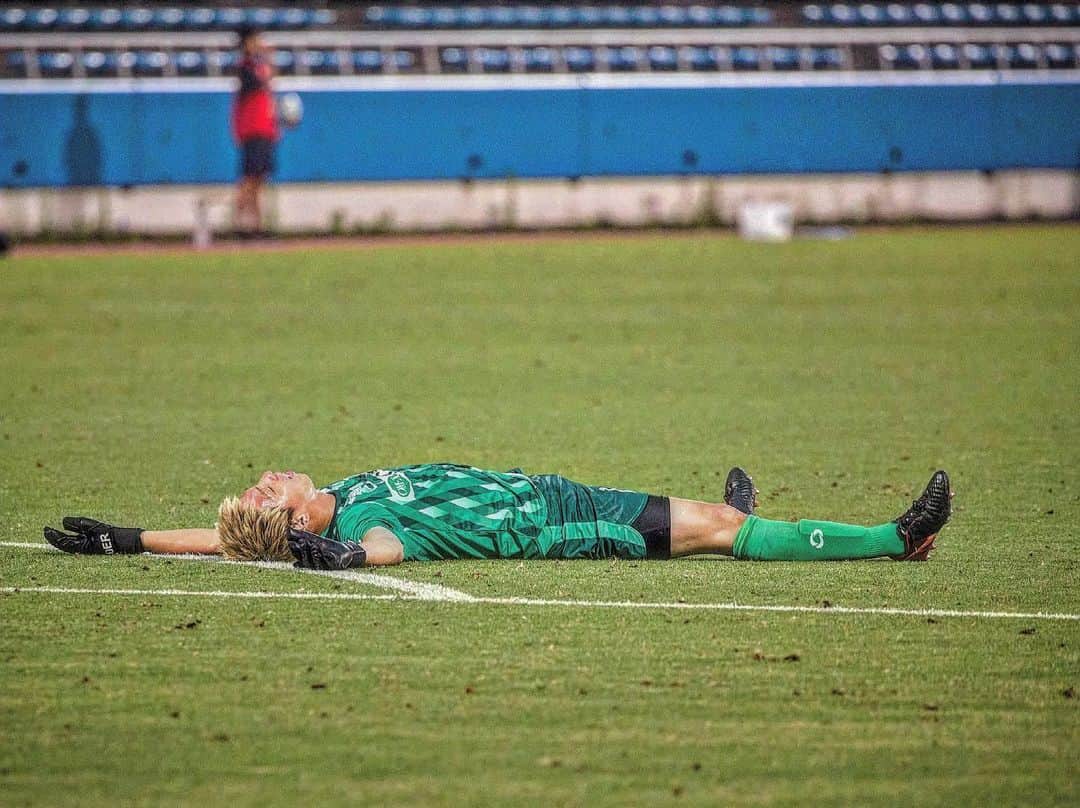 永井建成のインスタグラム：「【J3第15節】 vs YSCC横浜 0-0 ドロー 昨日はアウェイにも関わらず沢山の応援ありがとうございました またDAZNを通じて応援してくださった方々も、ありがとうございます。 4試合連続無失点やったものの勝ちきれなかっのは今後の課題かなと思います。ただ、この引き分けは決してネガティブに捉える必要はなく、リーグ戦を闘っていく中でこう言った難しい試合は今後もあると思います。ただこの難しい試合を勝ち切ることが1番のベストかもしれへんけど、いかに負けずに勝点1を取れるかが今後大事になってくるかと思います。これからもしっかり自分の役目を全うしてチームを勝たせるキーパーになっていきたいと思います‼︎ 1試合でも多く無失点にしていきます。 引き続き応援よろしくお願いします ・ ・ 昨日の負傷はパックリ目の上が切れちゃいましたが、なんとかひっついたんで大丈夫そうです👍 ご心配おかけしました とりあえず気持ちで乗り切りました💪 ホイッスルが鳴った瞬間一気に気が抜けて大の字で寝っ転がりました笑 ・ ・ @fcosaka_official  ・ ・ #j3 #j3リーグ #fc大阪 #yscc横浜 #アウェイ #ドロー #昨日もありがとうございました #これからも #よろしくお願いします #顔晴ろう」