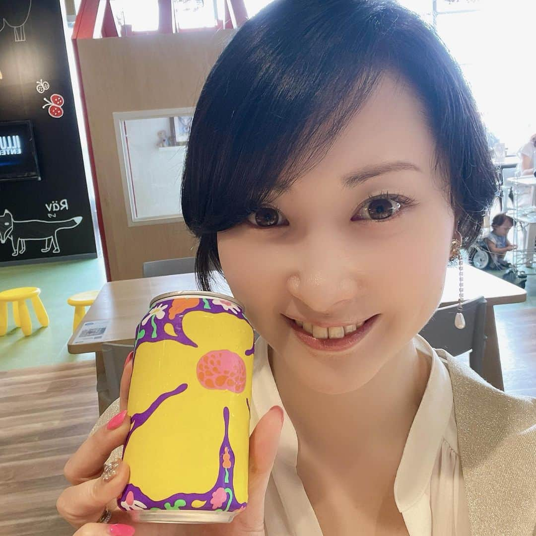 鎌田聖菜のインスタグラム：「先日、IKEAデビュー♪ ⁡ からのIKEAレストラン🍽️ ⁡ ほぼノンアルビール🍺 (アルコール0.3%) ⁡ こんな可愛い柄なんだー💕 ⁡ って、 ビール飲めないくせに 試したくて買ってみたけど、 スウェーデン🇸🇪産ではなく ベルギー🇧🇪産だった😂 ⁡ でもフルーティーで飲みやすい☻ 　 ⁡ ただ"のんべぇ"としては 普通にアルコール入ってる ワインのが正直、良かったです🍷笑笑 　　 　 にしても、 このビジネスモデルすごいよなぁ。 　 　　 自社の冷凍食品を フードコートで食べさせるサービス🍽️ ⁡ 　 しかも　 お子さまと来ても楽しめるように プレイルームがあったりする。 ⁡ 　 やっぱり何に関しても仕組み作りって大切！！ ⁡ ⁡ お家の飾り棚も 良いもの見つけてご機嫌です✨ 　　 　 組み立てるの楽しみーっ💕 ⁡  　 #デカすぎる冷凍チキン美味しかった #IKEA #ikea万歳🙌  ⁡ *…..*…..*…..*…..*…..*…..*…..*…..*…..*…..*…..* 美しく生きるコツ満載🪞✨ 『運命を変える鏡の本。』(サンマーク出版) で検索🔍 Amazon／楽天／全国書店にて📚 ⁡ or @seina_kamada プロフのURLをクリックしてね👆    ⁡ ⁡ #美しく生きる #運命を変える鏡の本。 #鏡#鏡学 #心を整える#自尊心#自己肯定  #鎌田聖菜 #自分を好きになる #自分色#周波数を整える #美肌 #美学#美は選択 #感謝と尊重 #天命 #魂職 #自分を満たしてからが豊かさのスタート #ご機嫌に生きる #自由に生きる ⁡ ⁡ ⁡ ⁡」