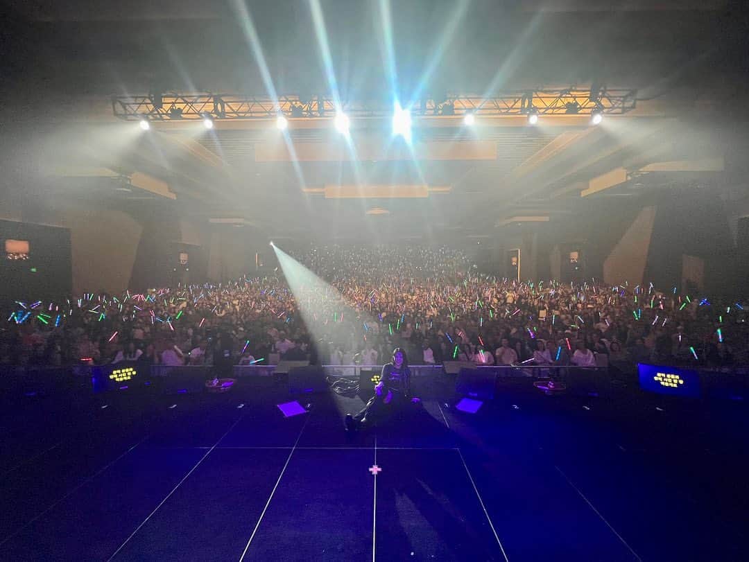 エイリーのインスタグラム：「Temecula you guys were amazing tonight! Thank you for such a beautiful night! Love SoCal so muchhh 💕」