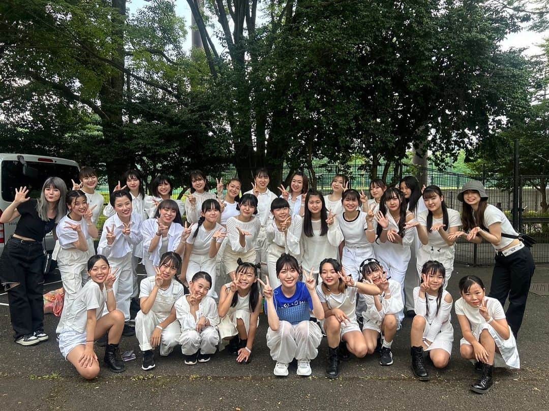 宮川愛李（妹子）のインスタグラム：「#movementpark2023  ステージをご覧いただいた皆様、本日はありがとうございました！ 今回限りのダンスチーム編成で臨んだ初のダンスステージ、楽しんでいただけたでしょうか？  私はダンスの経験がほぼ無いので、必死こいて振りを覚えましたが、 ダンサーの皆さんが涼しい(かつ可愛い)顔してかっこよく踊ってくれたので、気分はさながらダンスグループのセンターでした。  誰かみたいに歌えなくても、誰かより上手く踊れなくても、 音楽の楽しみ方はあなたの自由です。 今回はそんな音楽の楽しさ、自由さを歌とダンスに乗せて届けられたのでは無いかと思っております。  いつか自分のライブでパフォーマンスが披露できるようになったらいいなー！  スペシャルサンクスのコーナー 魅惑のカレイドの振り付けを担当してくださった @mocch1__ さん  キミトソーダの振り付けを担当してくださった @michi_0119n さん  共にステージに立ってくれた プリティープリティーダンサーズ(私が勝手にそう呼んでいるだけです)  ちなみに控室の庭にある池には鯉がめっちゃいた」