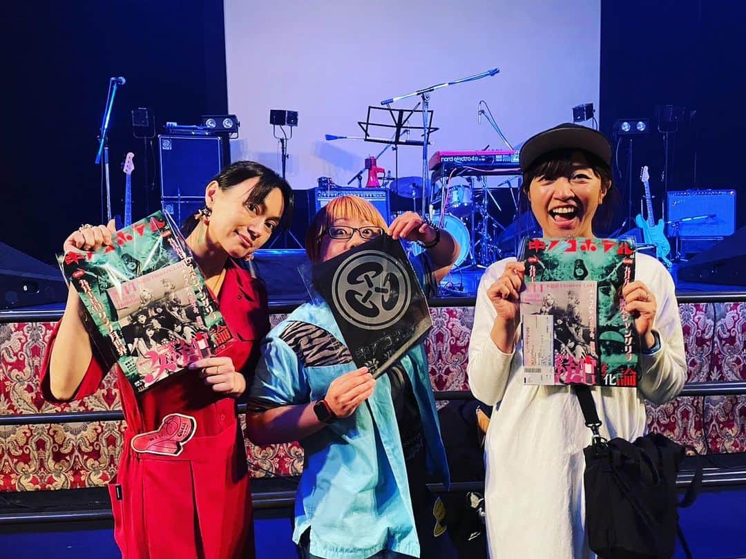 佐伯日菜子のインスタグラム：「ちーちゃんとehiさんとキノコホテルのライブを観にキネマ倶楽部に行ってきました。 相変わらずカッコ良くて可愛くて煌びやかで本当に素敵。 音楽や漫画、絵を生業にされている方は無条件にモーレツに尊敬してしまいます。 憧れすぎてるけど、自分もいつかバンド活動をやるか、そういう役が出来れば良いなぁって心から願っています。 #キノコホテル  #東京キネマ倶楽部  #ライブ」