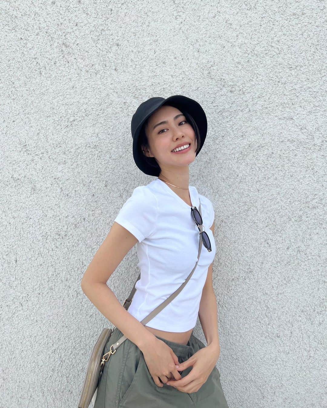 MARIEのインスタグラム：「ほぼ毎日公園に行くから カーゴパンツとTシャツが最近の制服✌️ 全身 @uniqlo_jp  ⁡絞ったのがちょっと余っちゃってるのが爪が甘いw ⁡ 最後の写真真似されてるんだけどそんなキメキメ？🤣  #1歳男の子ママ#男の子ママコーデ#公園コーデ#カーゴパンツコーデ#白tコーデ#ユニクロコーデ#uniqloコーデ」