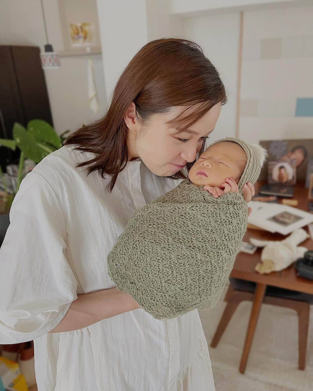 結城はゆるさんのインスタグラム写真 - (結城はゆるInstagram)「📷🫶 　 　 　　˗ˏˋ 𝗢𝗳𝗳 𝘀𝗵𝗼𝘁 @ 𝗻𝗲𝘄𝗯𝗼𝗿𝗻 𝗽𝗵𝗼𝘁𝗼  ˎˊ˗ 　 　 　 　ずっとやりたかったニューボーンフォト📷 　丸まった体勢が心地よいのかずっと寝てたね🥱💤 　そして全部が可愛いすぎた！親バカ炸裂するよね！ 　早くデータ来ないかなぁ、楽しみすぎる🤭💓  　 　 　この日は久しぶりにちゃんとメイクできて🥹 　でもメイクで精一杯で髪はオイルつけるだけ、 　服はとりあえず白着れば良いやろーってバタバタ🌪️笑 　これからばっちり身だしなみ整えれる日は来るのだろうか？😂 　 　 　 　 　 　 　 #ニューボーンフォト #新生児フォト  #新生児 #男の子ベビー #男の子ママ #新米ママ #赤ちゃん #赤ちゃんのいる生活  #赤ちゃんのいる暮らし #令和3年ベビー  #ゼクシィbaby #mamagirl #ママカメラ #newborn #newbornphotography」6月25日 17時28分 - yuuki__hs