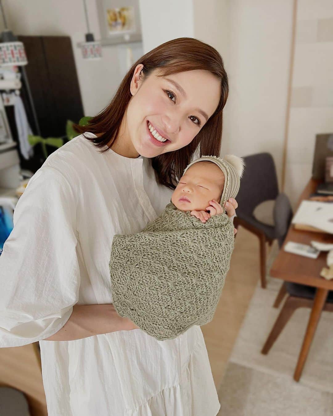 結城はゆるのインスタグラム：「📷🫶 　 　 　　˗ˏˋ 𝗢𝗳𝗳 𝘀𝗵𝗼𝘁 @ 𝗻𝗲𝘄𝗯𝗼𝗿𝗻 𝗽𝗵𝗼𝘁𝗼  ˎˊ˗ 　 　 　 　ずっとやりたかったニューボーンフォト📷 　丸まった体勢が心地よいのかずっと寝てたね🥱💤 　そして全部が可愛いすぎた！親バカ炸裂するよね！ 　早くデータ来ないかなぁ、楽しみすぎる🤭💓  　 　 　この日は久しぶりにちゃんとメイクできて🥹 　でもメイクで精一杯で髪はオイルつけるだけ、 　服はとりあえず白着れば良いやろーってバタバタ🌪️笑 　これからばっちり身だしなみ整えれる日は来るのだろうか？😂 　 　 　 　 　 　 　 #ニューボーンフォト #新生児フォト  #新生児 #男の子ベビー #男の子ママ #新米ママ #赤ちゃん #赤ちゃんのいる生活  #赤ちゃんのいる暮らし #令和3年ベビー  #ゼクシィbaby #mamagirl #ママカメラ #newborn #newbornphotography」