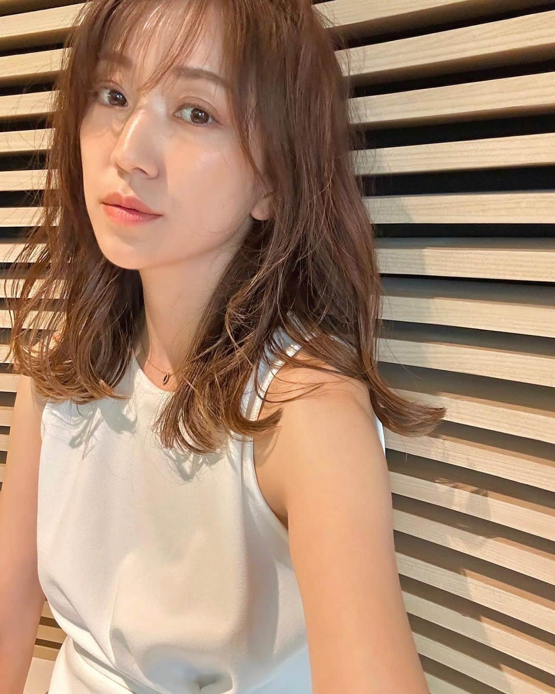 近藤しづかのインスタグラム：「TOKYO 🎬  ヘアカラーはベージュに、 エメラルドグリーンを入れてもらいました💍トーン12 素敵!  ヘアメイクは まつげをよく見るとブロンドカラーで 目の下はピンクになっているよ♪ 新鮮!  hair cut & color  @yamaguchimasahiro   Makeup  @sui_takuma_shinchi   #夏ヘア #ミディアム #ミディアムヘア #夏メイク #カラーマスカラ #表参道ヘアサロン  #summerhairstyle #summermakeuplook #summerhaircolor #tokyohairsalon #ちいかわ」