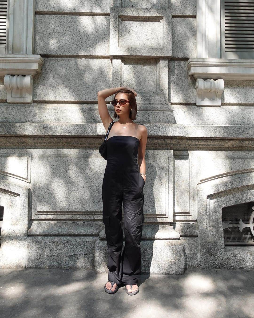 安保彩世のインスタグラム：「Milano, Italy🇮🇹💚  もうすでに帰国してます〜 投稿が追いつかない！！笑 イタリア旅行投稿お付き合いありがとうございます。笑 まだもう少し続くので、、、😅笑  jumpsuits: @zara  flip flops: @oofos.jp  bag: @forty_percent_against_rights  sunglasses: @addysons.jp」