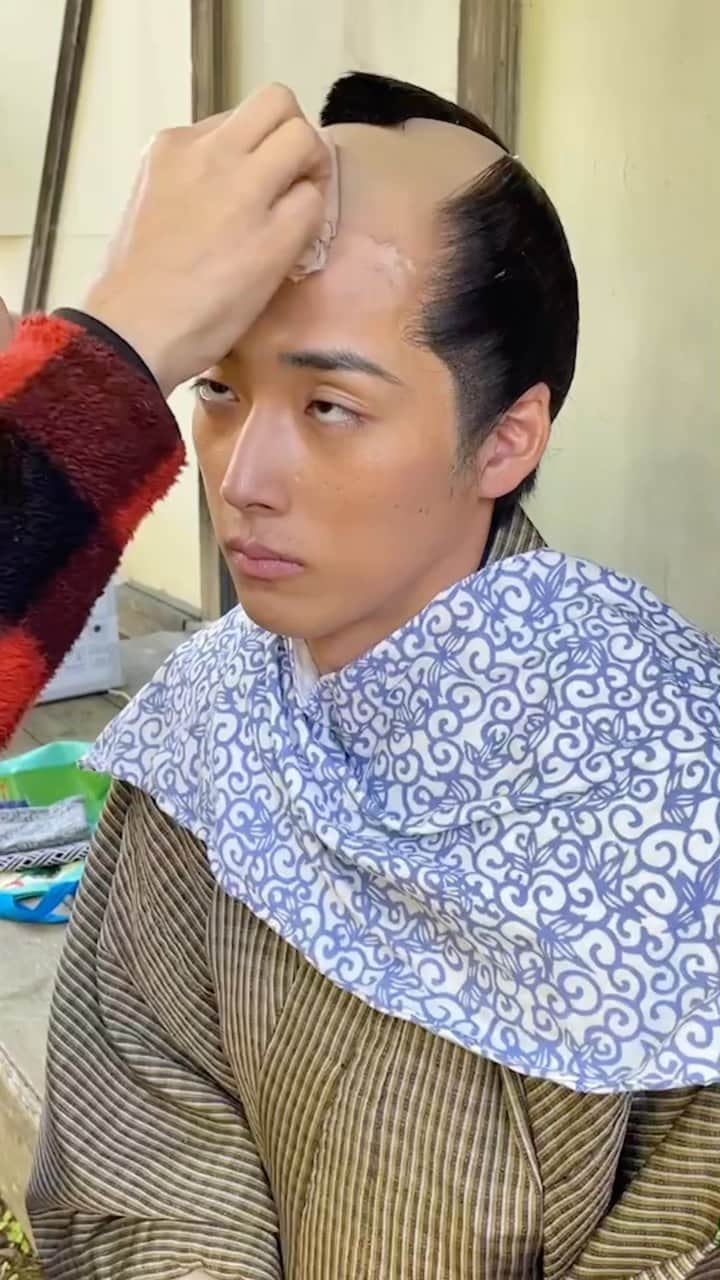 のインスタグラム：「カツラの修正中🧑‍🦲🐥」