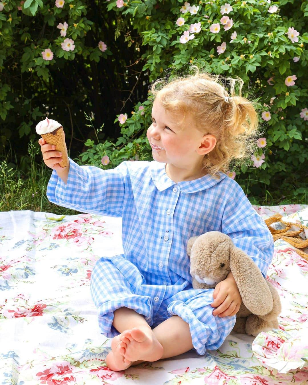 バイティモさんのインスタグラム写真 - (バイティモInstagram)「Introducing our little Kids Collection! Embracing the charm of childhood adventures, with our delicate blooming prints and breathable Organic Cotton.   Where elegance meets conscious craftsmanship, creating playful memories under the sun.   Find the little collection exclusively at byTiMo.com and in our Concept Stores in Oslo #bytimo #youarebeautiful」6月26日 14時30分 - bytimo