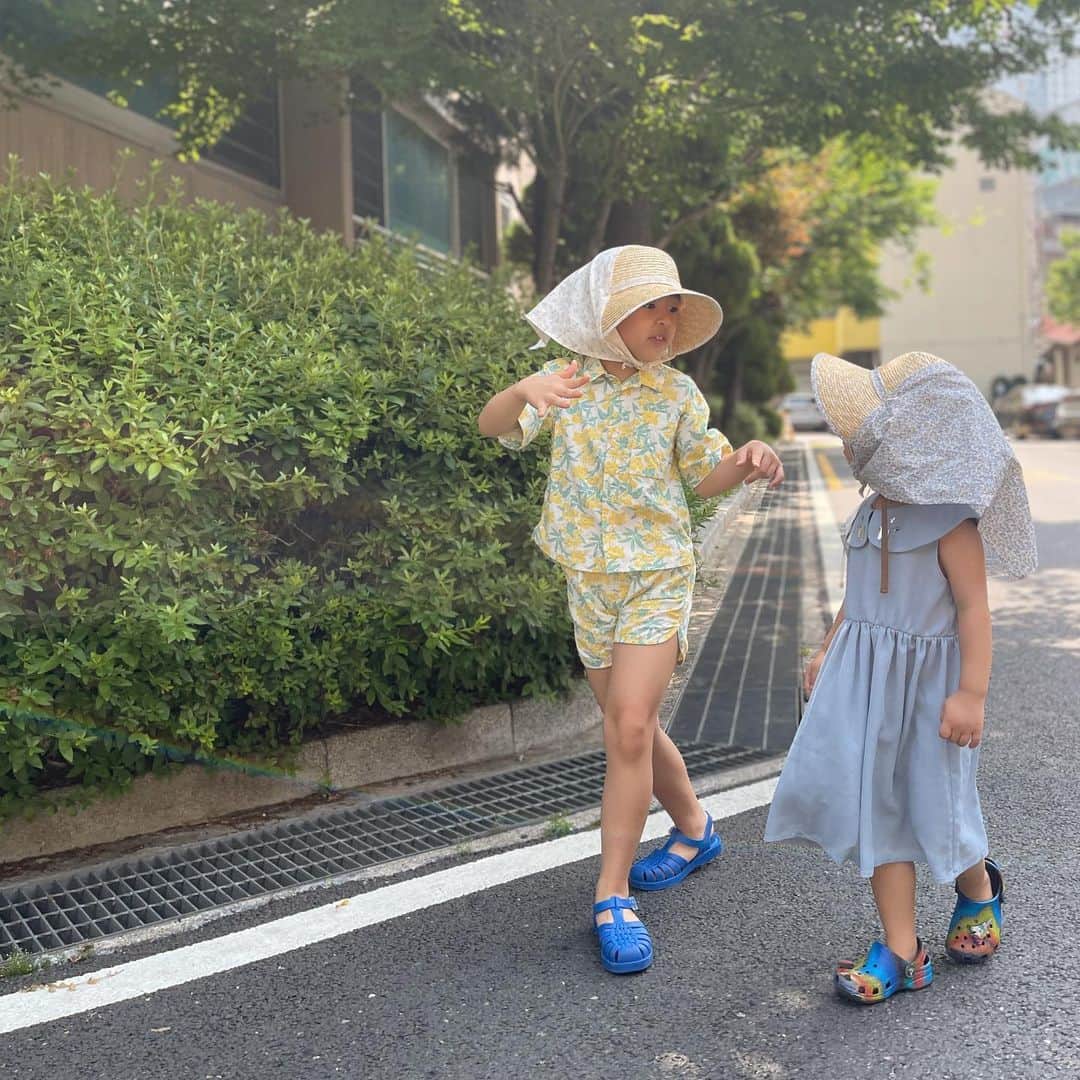イ・ユンジのインスタグラム：「싸우고뜯어도 너흰좋겠다 만년수다친구가 있어서. #엄마나도언니낳아줘#미안해요라쏘할매#라쏘의여름」