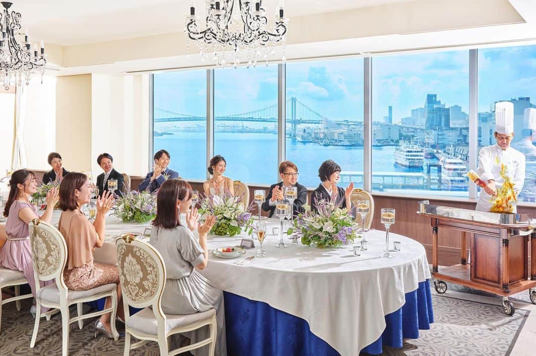 家族挙式さんのインスタグラム写真 - (家族挙式Instagram)「. レインボーブリッジをはじめとする 東京湾の絶景を望むブランドホテルで、 ご家族だけの温かな結婚式を叶えて🕊️  とびきり贅沢なロケーションで過ごす一日は 生涯忘れられない宝物のような時間に✨  会場：オーシャンビューチャペル・トーキョーベイ . -------------------- @kazoku_wedding をフォローして、 #家族挙式 でお写真を投稿してくださいね＊* ----------------------- . ❁テレビCM放映中 ▹▸ “家族挙式ベスト“なら 【挙式・衣裳・美容・写真】が含まれた プランが99,000円〜叶います＊ ▽予約はTOPのリンクから❁ >>> @kazoku_wedding  ------------------- #家族挙式 #ベストアニバーサリー #家族 #Family #家族婚 #bestanniversary #少人数婚#ウェディング #結婚式準備#結婚式 #フォトウェディング #プレ花嫁 #卒花#日本中のプレ花嫁さんと繋がりたい #花嫁#卒花嫁#国内挙式 #ウェディングドレス #プラコレ #DRESSY花嫁 #結婚式場 #関東花嫁 #少人数結婚式 #会場コーディネート #装花 #会場装花 #披露宴会場 #会場装飾 #ホテルウェディング」6月25日 17時36分 - kazoku_wedding